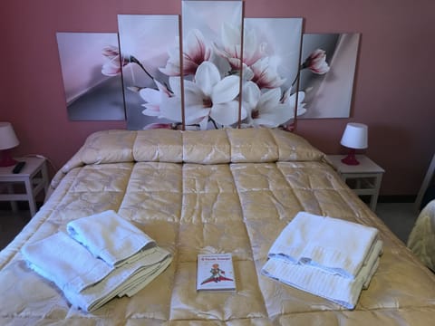 Family Quadruple Room | Premium bedding, desk, iron/ironing board, free cribs/infant beds
