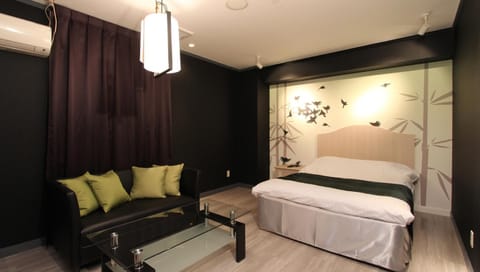 In-room safe, soundproofing, free WiFi, bed sheets