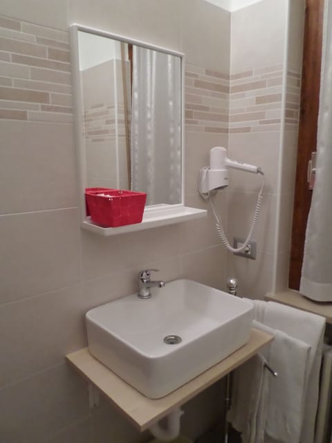 Double Room | Bathroom sink