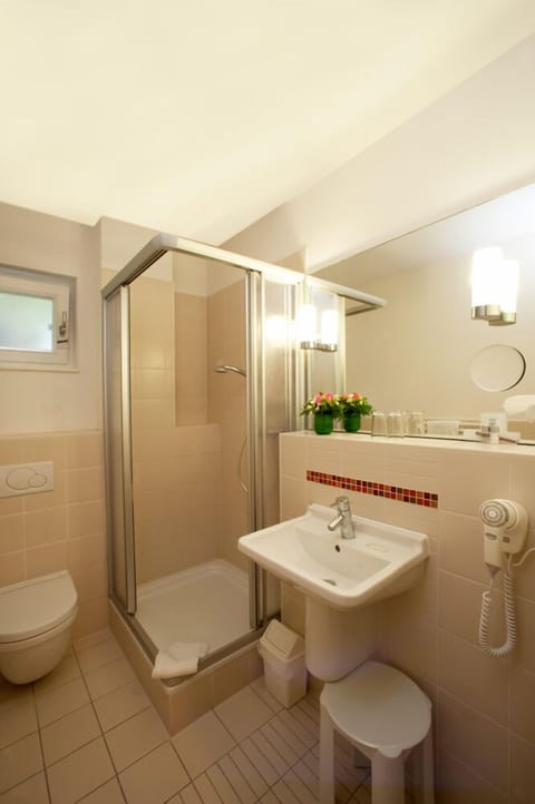 Shower, free toiletries, hair dryer, towels