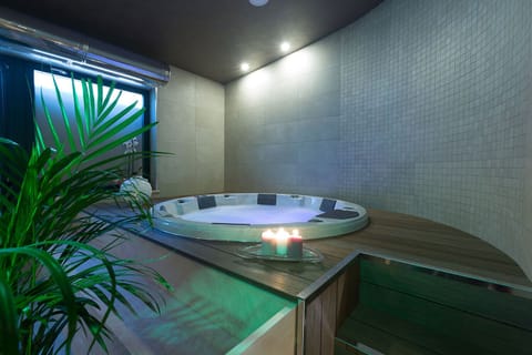 Jetted tub