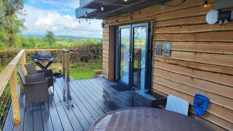 Family Cabin | Individually decorated, blackout drapes, iron/ironing board, free WiFi