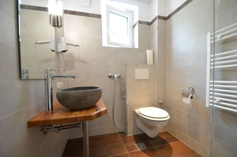 Deluxe Studio (Top 12) | Bathroom