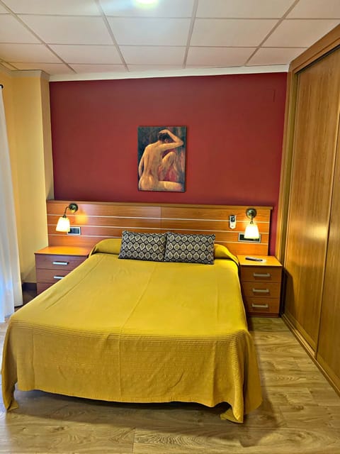 Double Room | Desk, soundproofing, free cribs/infant beds, rollaway beds
