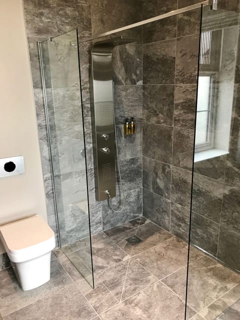 Superior Double Room, 1 King Bed, Accessible | Bathroom | Hair dryer, towels