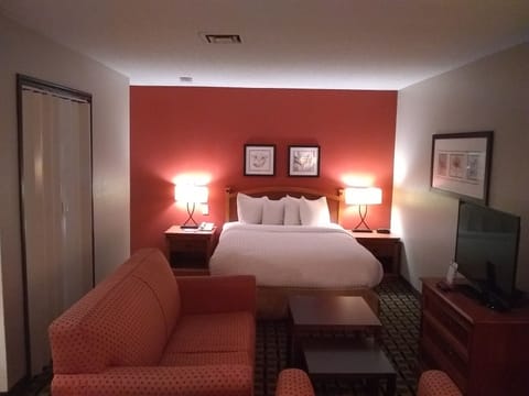 1 bedroom, premium bedding, desk, blackout drapes