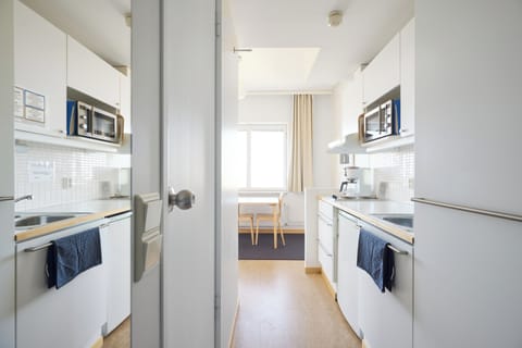 City Studio Suite, 1 Queen Bed, Balcony | Private kitchenette