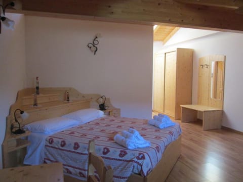 Minibar, desk, free WiFi