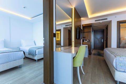 Family Room | Minibar, in-room safe, soundproofing, free WiFi