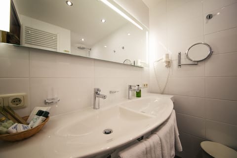 Suite | Bathroom | Shower, free toiletries, hair dryer, bathrobes