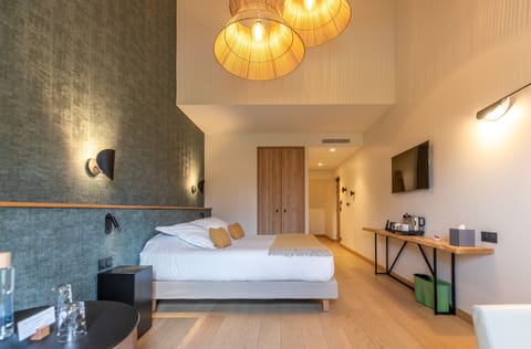 Premium bedding, individually decorated, individually furnished, desk