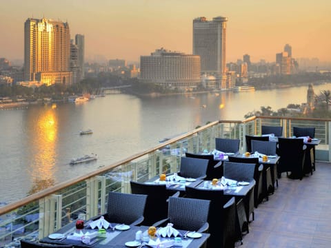2 restaurants; breakfast, lunch, dinner, and brunch served