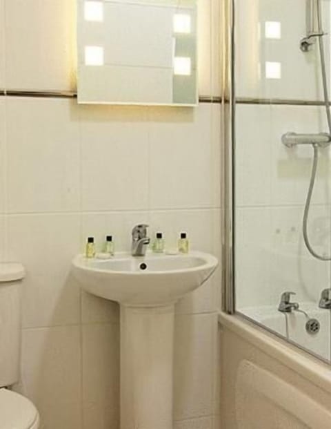 Basic Suite, 1 Bedroom | Bathroom | Free toiletries, hair dryer, towels