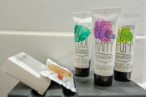 Combined shower/tub, free toiletries, hair dryer, towels