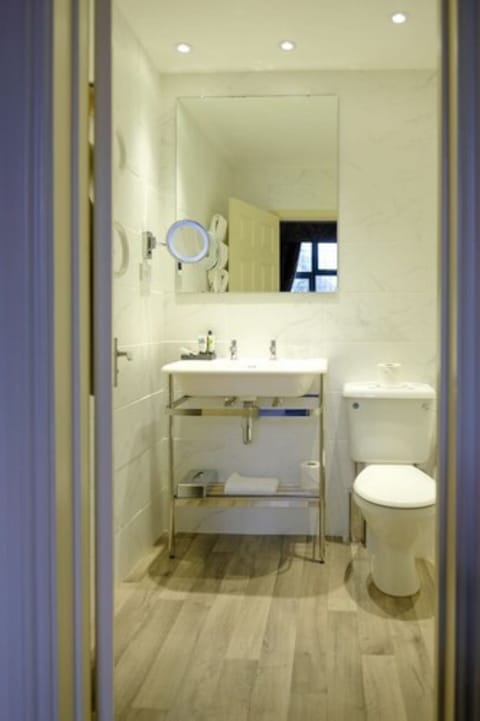 Luxury Room, 1 King Bed | Bathroom | Combined shower/tub, free toiletries, hair dryer, towels