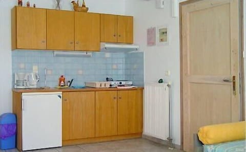 Suite, 1 Bedroom | Private kitchenette | Full-size fridge, stovetop, coffee/tea maker, cookware/dishes/utensils