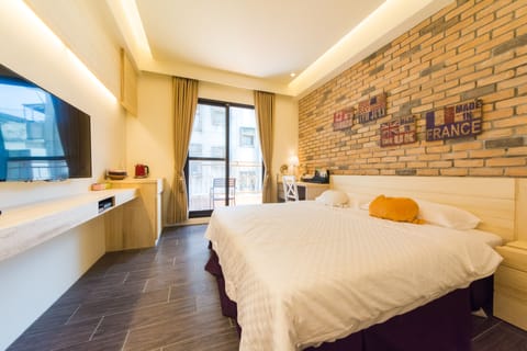 Comfort Room, 1 Bedroom, City View | Minibar, in-room safe, desk, blackout drapes
