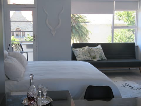 Deluxe Studio, Mountain View | Premium bedding, in-room safe, individually decorated