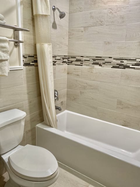 Standard Room, 1 King Bed (Non Smoking) | Bathroom | Bathtub, free toiletries, hair dryer, towels