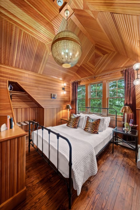 Room, Ensuite (Deluxe Main Lodge Room)  - This unit is not pet friendly | Premium bedding, bed sheets