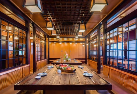 2 restaurants; breakfast, lunch, and dinner served