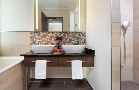 Junior Suite | Bathroom | Hair dryer, towels