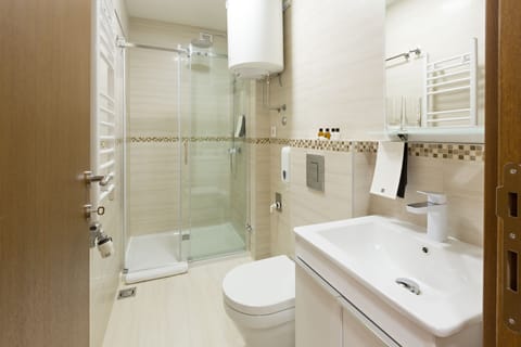 Apartment, 2 Bedrooms, Terrace | Bathroom | Shower, free toiletries, hair dryer, slippers