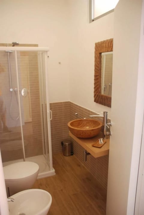 Double Room | Bathroom | Shower, rainfall showerhead, slippers, bidet