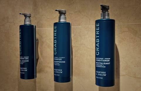 Deluxe Room, 1 King Bed | Bathroom | Shower, free toiletries, hair dryer, towels