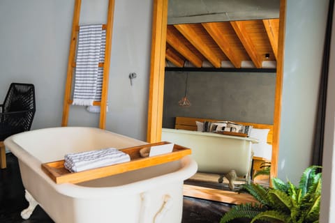 King Vintage CE | Premium bedding, down comforters, pillowtop beds, blackout drapes