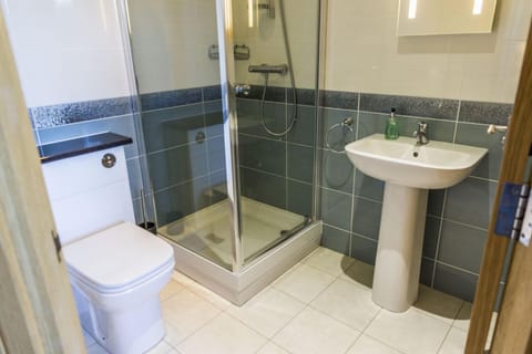 Twin Room | Bathroom | Shower, rainfall showerhead, free toiletries, hair dryer