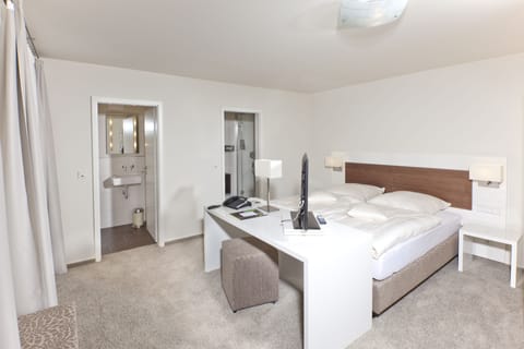 Junior Suite | Minibar, in-room safe, desk, free cribs/infant beds