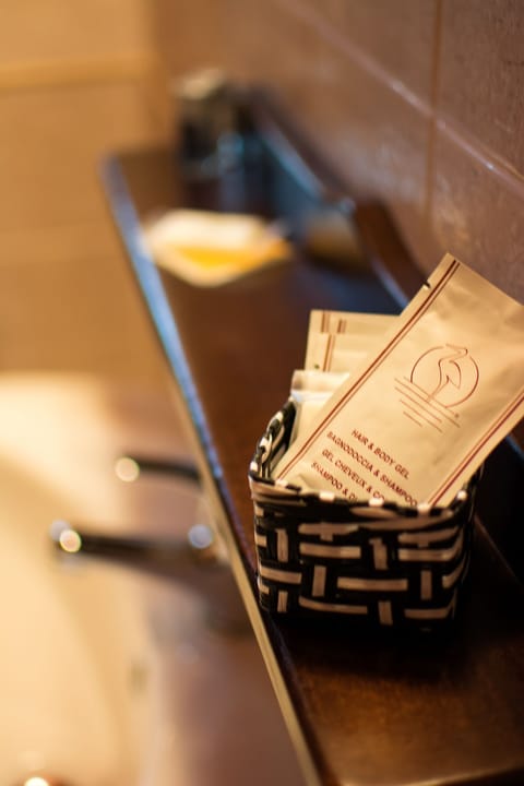 Shower, free toiletries