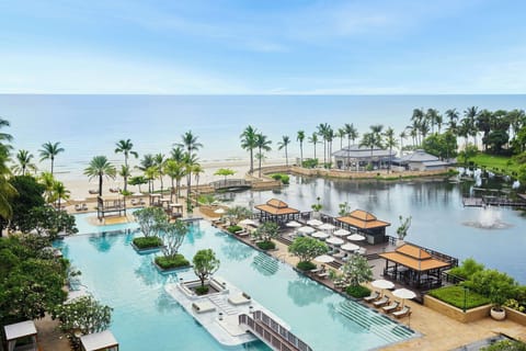 2 outdoor pools, sun loungers