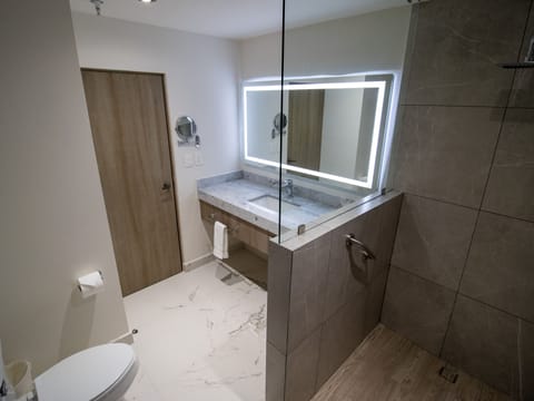 Executive Double Room | Bathroom | Combined shower/tub, free toiletries, hair dryer, towels