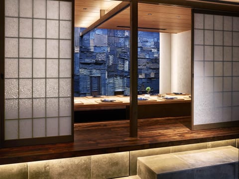 4 restaurants; breakfast, lunch, and dinner served