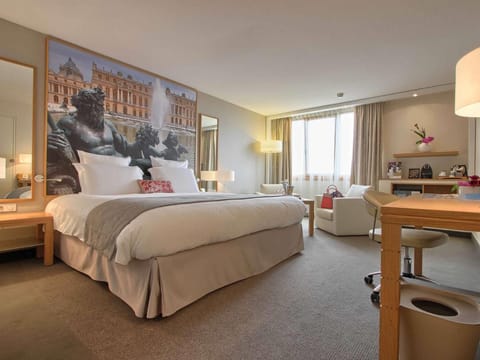 Premium bedding, in-room safe, desk, blackout drapes