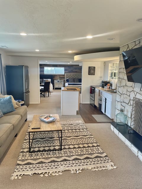 Large 1,500sq feet apartment open floor plan light and bright