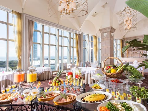 Daily buffet breakfast for a fee