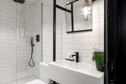 Shower, rainfall showerhead, free toiletries, hair dryer