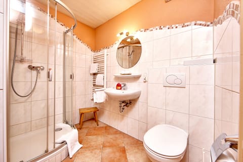 Double Room | Bathroom | Shower, free toiletries, hair dryer, towels