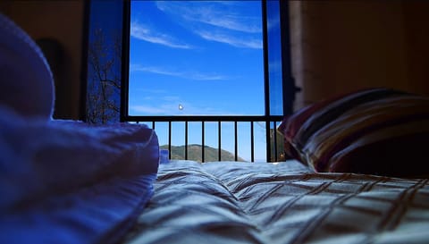 Design Room | Premium bedding, iron/ironing board, free WiFi, bed sheets