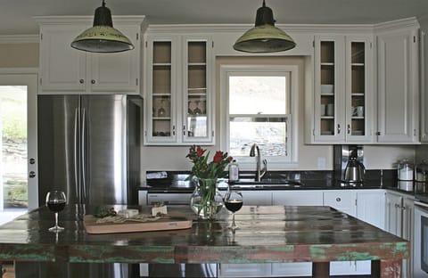 Fully equipped kitchen.