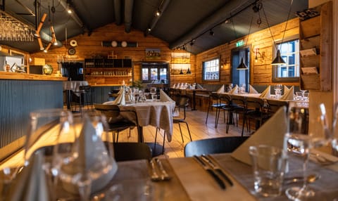 4 restaurants; breakfast, lunch, and dinner served