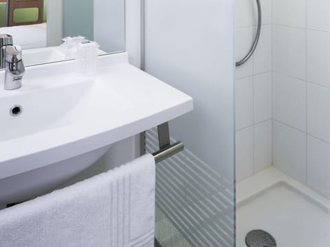 Triple Room, Multiple Beds | Desk, soundproofing, free WiFi, bed sheets