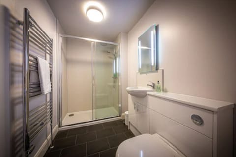 Double Room, 1 King Bed, Sea View (In Uig Lodge) | Bathroom shower