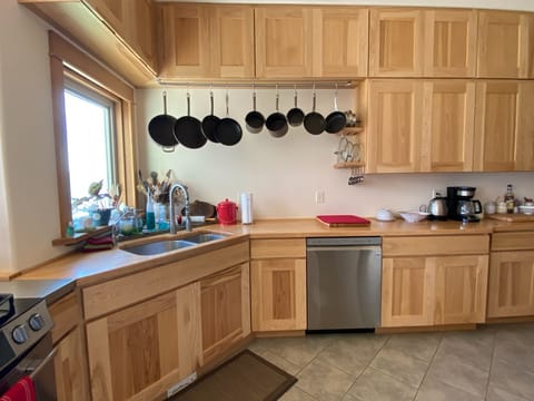 Standard Room, 1 Queen Bed, Non Smoking (Upstairs Rooms) | Shared kitchen | Shared fridge, microwave