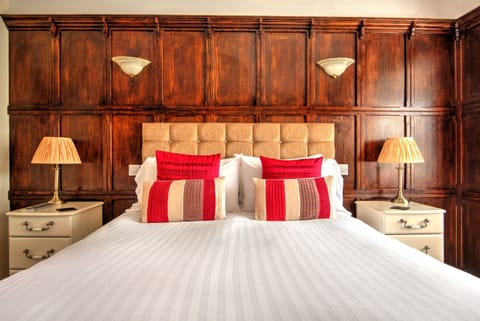 Superior Double Room, Ensuite | Individually decorated, individually furnished, desk, iron/ironing board