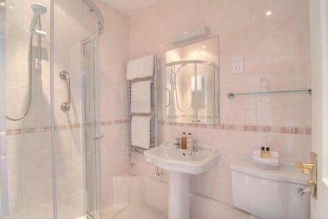 Superior Double Room, Ensuite | Bathroom | Shower, free toiletries, hair dryer, towels