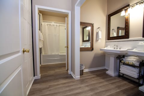 Deluxe Family Suite | Bathroom | Free toiletries, hair dryer, towels, soap